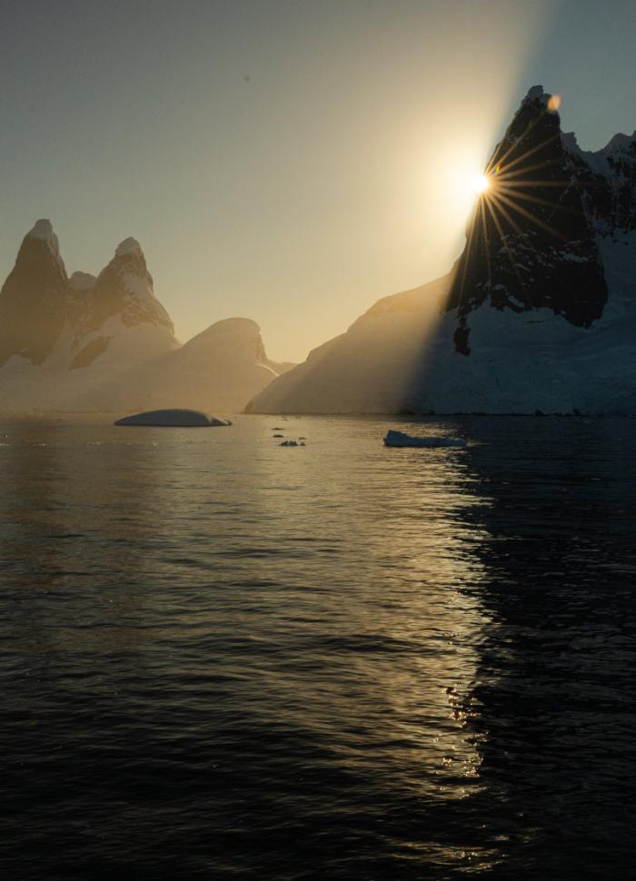 Sun occluded by an outcropping in Antarctica (Francisco Andreas)