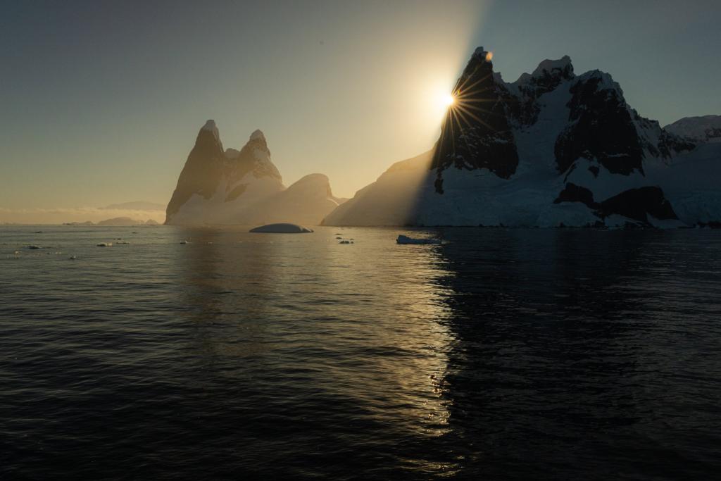 Sun occluded by an outcropping in Antarctica (Francisco Andreas)